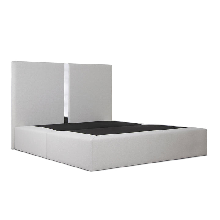 Cama com metal cromado