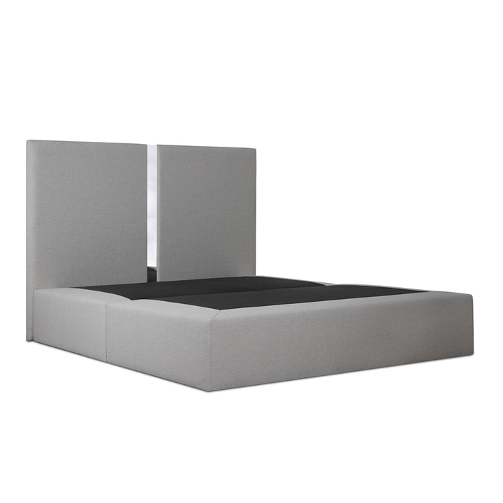 Cama com metal cromado